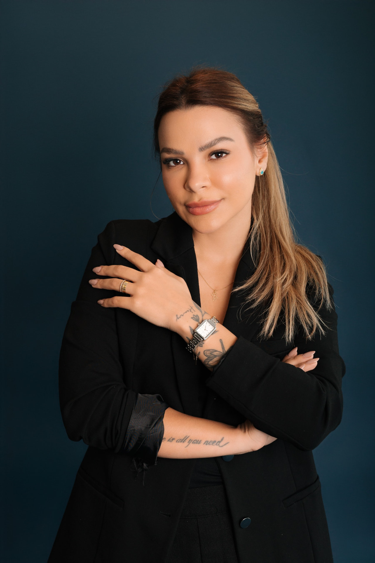 Giovanna Casellato em retrato de estúdio, braços cruzados