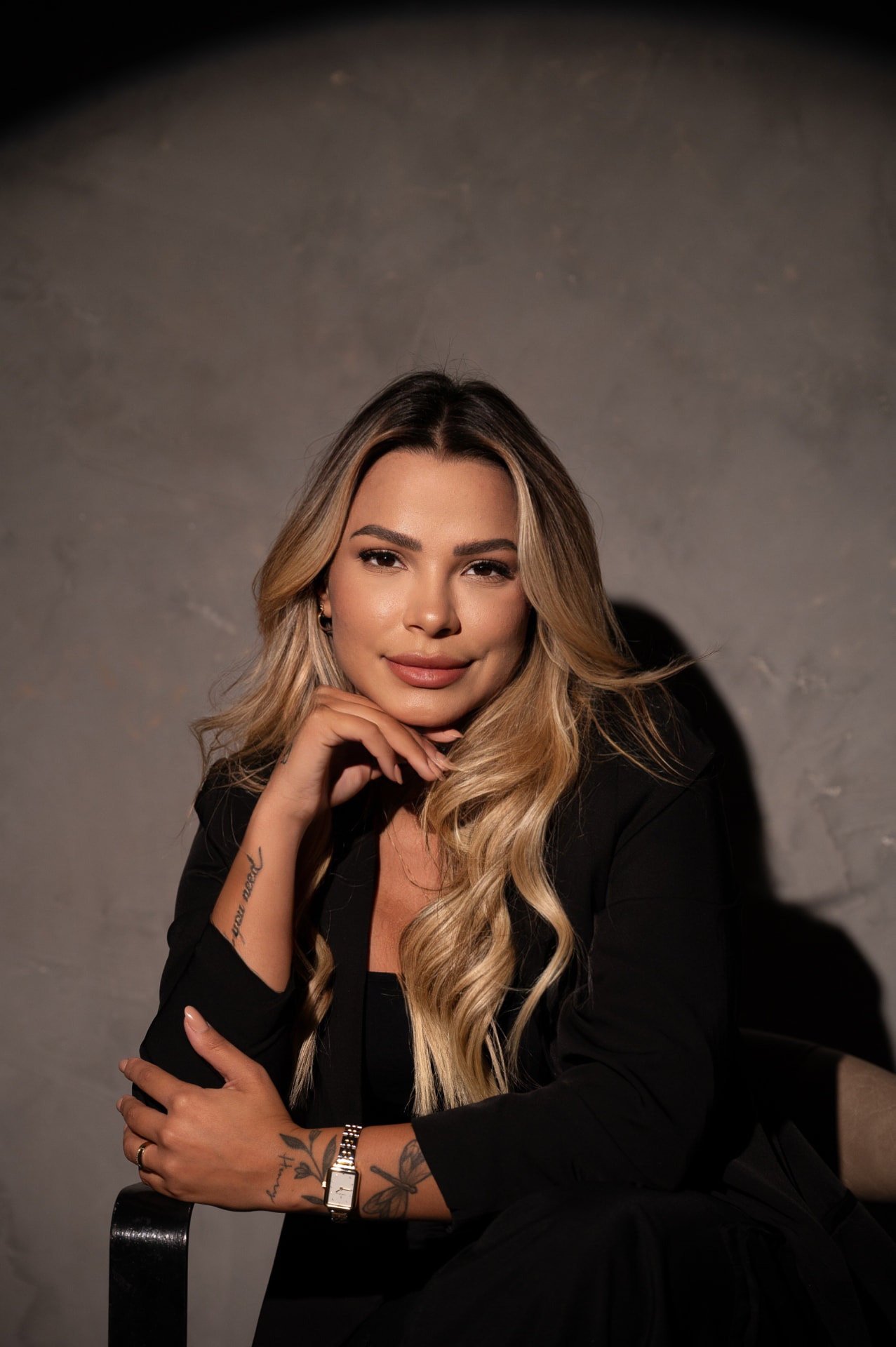 Retrato de Giovanna Casellato, especialista em e-commerce, vestindo blazer preto